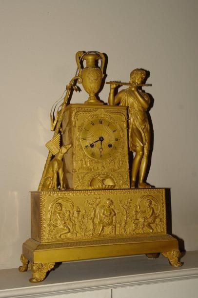 Pendule borne en bronze ciselé et doré, le...