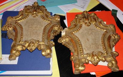 Ensemble de trois panneaux de forme chantournée,...