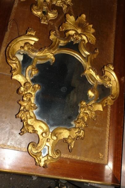Paire de miroirs d'éclairage de forme chantournée,...