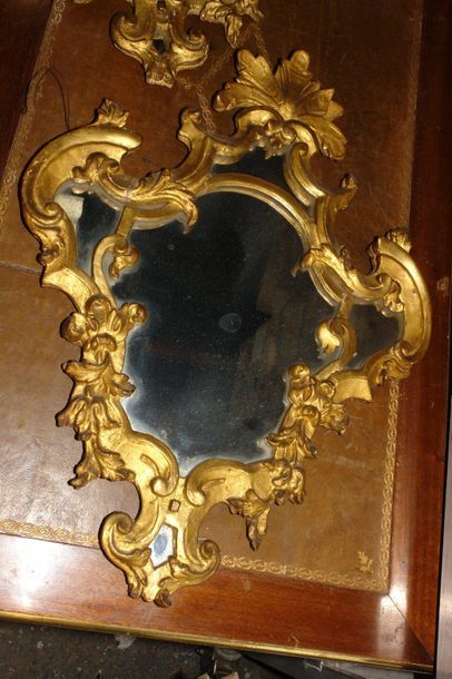 Paire de miroirs d'éclairage de forme chantournée,...