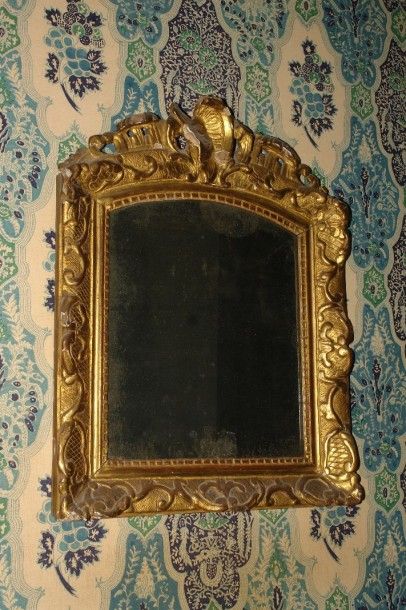 Miroir en bois sculpté, ajouré et doré à...