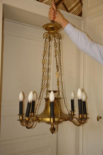 Petit lustre à six lumières en laiton à décor...