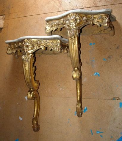 Paire de petites consoles de forme mouvementée,...
