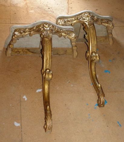 Paire de petites consoles de forme mouvementée,...