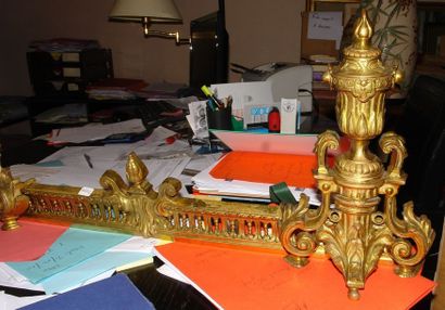 Barre de foyer en bronze ajouré et doré,...