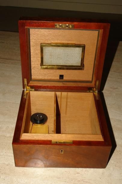 Cave a cigares en acajou de marque DUNHILL...