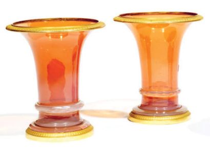 Paire de vases cornets en cristal d'opale...