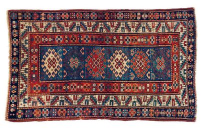 Tapis Turkmene à décor polychrome de guls...