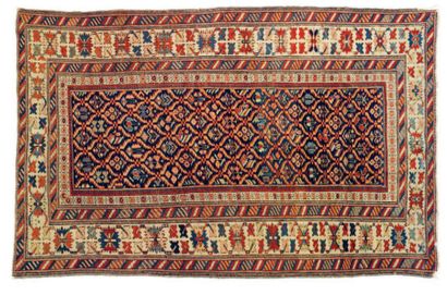 Tapis caucase à décor d'un treillis floral...