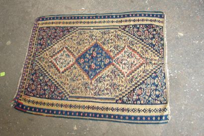 Tapis Kilim à décor de trois losanges sur...
