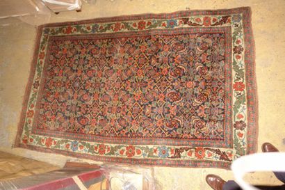 Tapis d'Orient à bordure beige feuillagée....