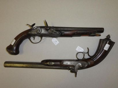 Ensemble de deux pistolets: 1/ A silex garnitures...