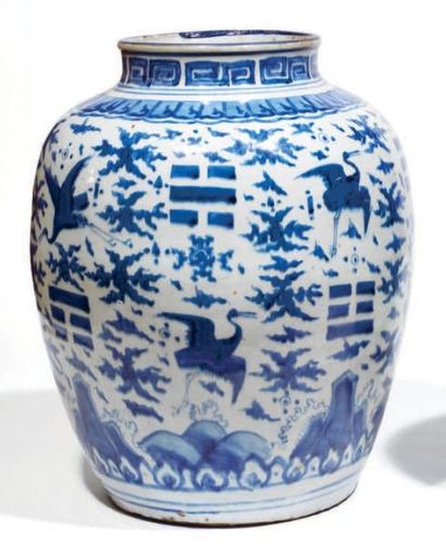 CHINE
Potiche en porcelaine à décor tournant...