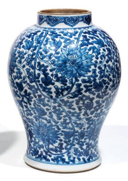 Potiche en porcelaine à décor couvrant en...