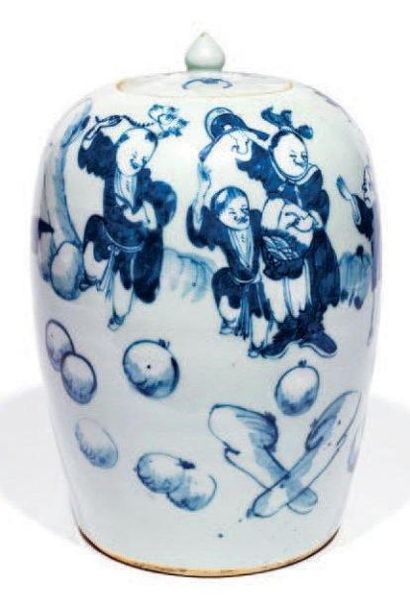 Pot couvert en porcelaine et émaux céladon...