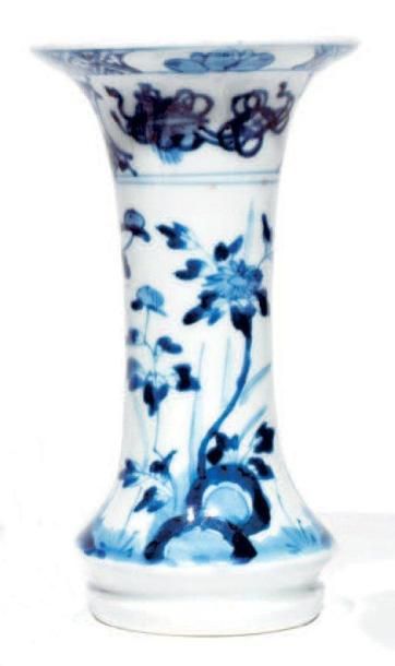 Vase cornet bleu/blanc à décor floral. Japon,...