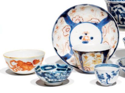 Quatre sorbets et un présentoir en porcelaine...