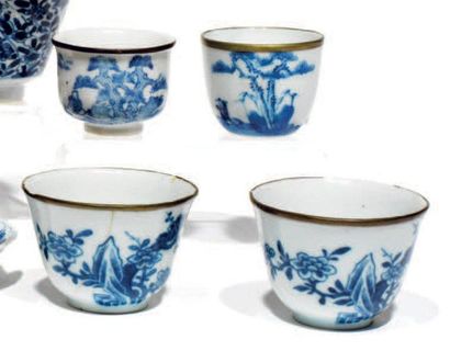 Quatre coupes en porcelaine bleu/blanc à...