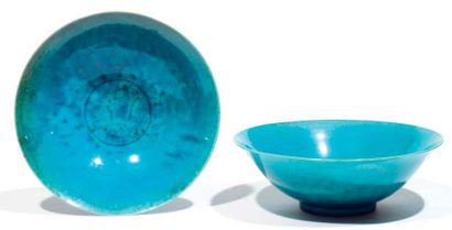 Paire de coupes en porcelaine à décor émaillé...
