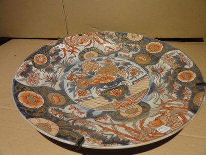 Grand plat en porcelaine d'Imari à décor...