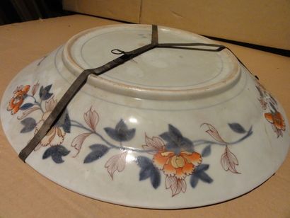 Grand plat en porcelaine d'Imari à décor...