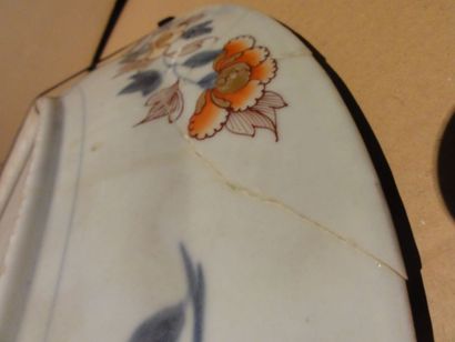 Grand plat en porcelaine d'Imari à décor...