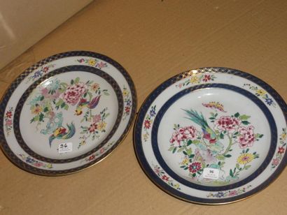 Paire d'assiettes en porcelaine dans le style...