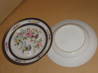 Paire d'assiettes en porcelaine dans le style...
