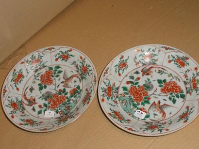 Paire d'assiettes en porcelaine et émaux...