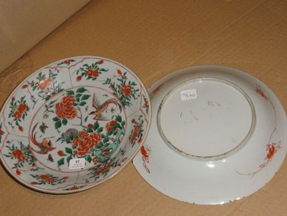 Paire d'assiettes en porcelaine et émaux...