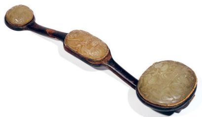 Sceptre ruyi en bois orné de trois médaillons...
