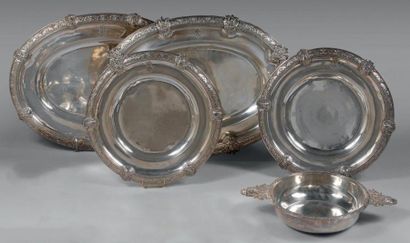 Ensemble de plats en argent uni, comprenant:...