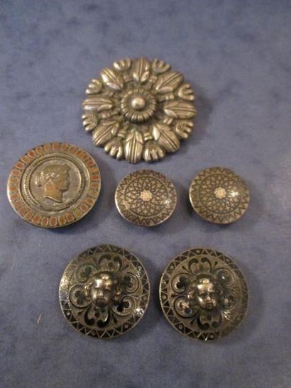 Lot en argent 800°: broche en forme de fleur,...