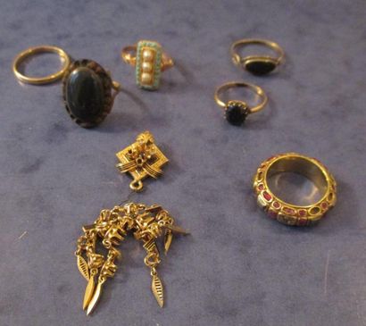 Lot en or 18 k: une bague sertie d'une pierre...