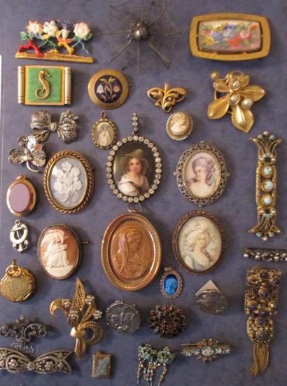 Lot de broches et pendentifs