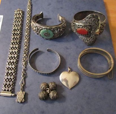 Lot de bijoux en argent 800° comprenant:...