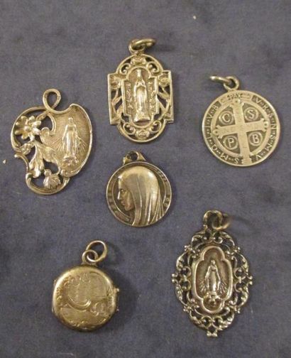 Cinq médailles de baptême et un pendentif...