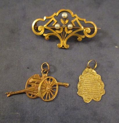 Broche, pendentif et médaille en or 18 k...
