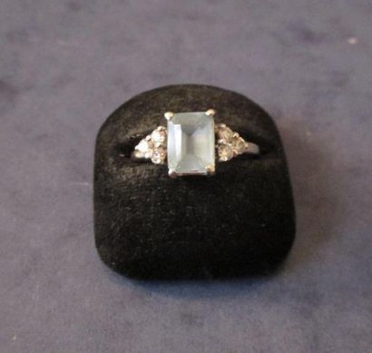 Une bague en or gris 18 k sertie d'une aigue...