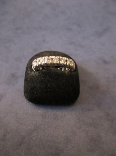 Une alliance américaine en or gris 18 k sertie...