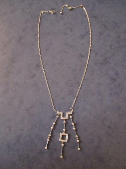 Un collier en or gris 18 k à motif géométrique...