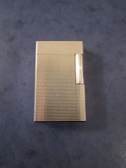Briquet en métal argenté St DUPONT dans sa...