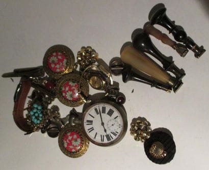 Bijoux fantaisie, cachets et paire de boutons...