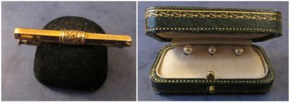 Trois boutons de plastrons argent 800° et...