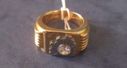 Chevalière en or jaune 18 k et platine chiffrée...