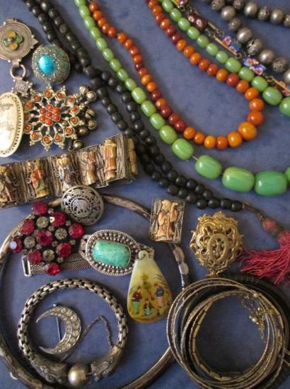 Un lot de bijoux fantaisie