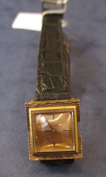Montre carré en or jaune 18 k OMEGA, bracelet...