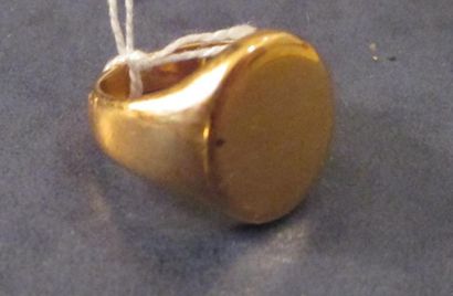 Une chevalière en or jaune18k, pds: 9,6 ...