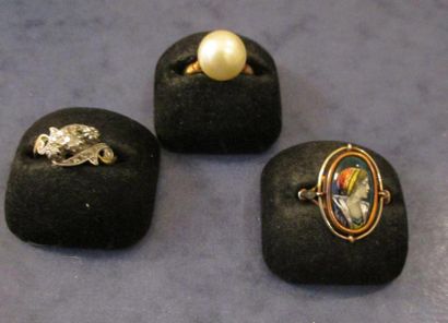 Trois bagues en or jaune 18k° émaillée, ornées...