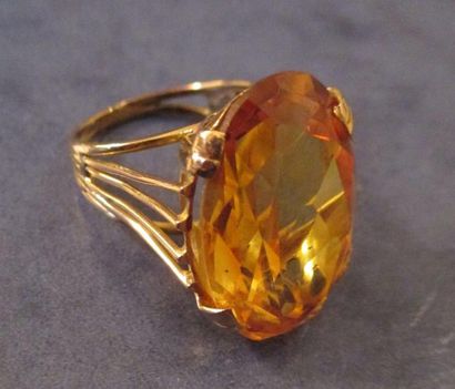 Bague en or 18K ornée d'une pierre jaune...